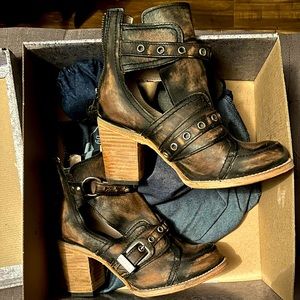 Free Bird booties, Sonoma black distressed, size 8